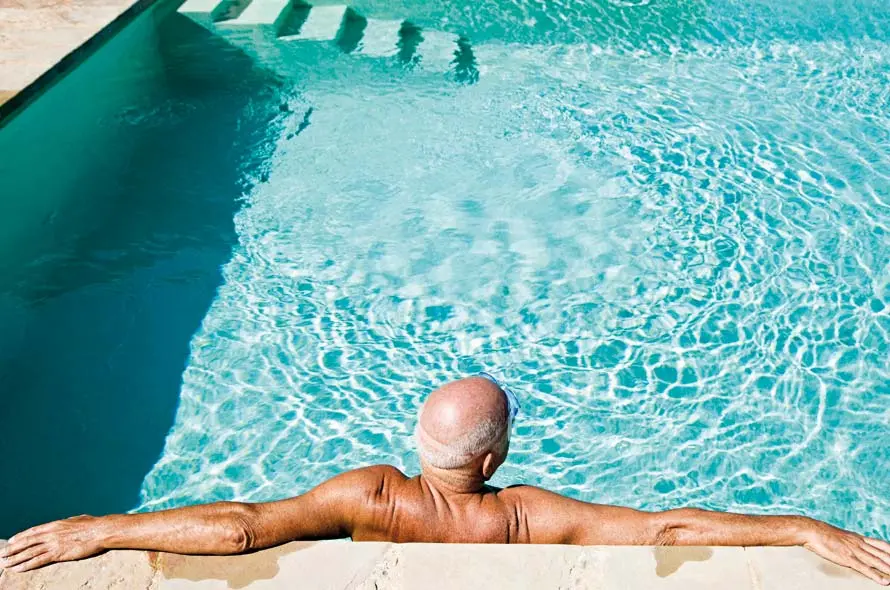 Pool steht für aktive Erholung, Urlaub und Wellness